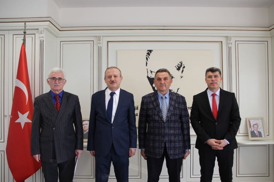 KARTAL KAYMAKAMI DEMİR, EMEKLİ OLAN OKUL MÜDÜRLERİNE  BAŞARI BELGESİ VERDİ.