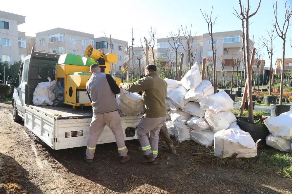 KARTAL’DA BUDANAN AĞAÇ DALLARI İHTİYAÇ SAHİPLERİNE YAKACAK OLUYOR