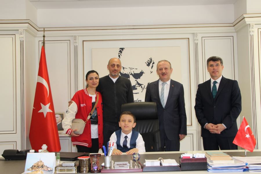  23 NİSAN’DA ÖĞRENCİLERDEN KAYMAKAM DEMİR’E ZİYARET