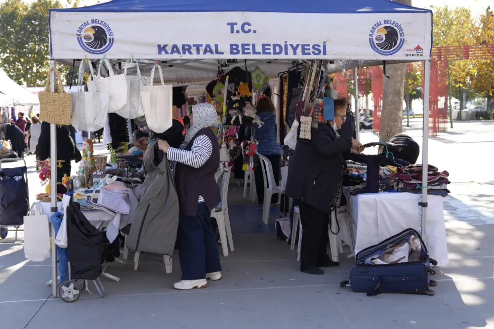 KADINLARIN EL EMEĞİ ÜRÜNLERİ VATANDAŞLARLA BULUŞUYOR