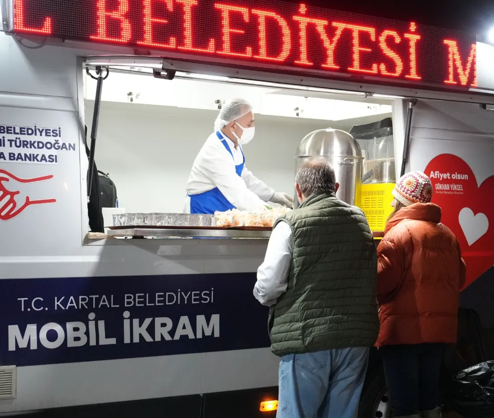 KARTAL BELEDİYESİ’NDEN ÖĞRENCİLERE SICAK ÇORBA VE ÇAY İKRAMI