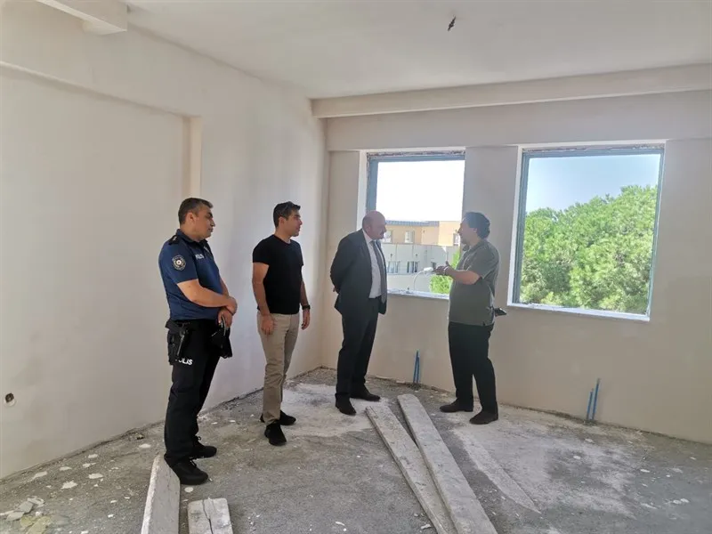 KAYMAKAM ÇAKICI  YAKACIK POLİS KARAKOLU İNŞAATINDA İNCELEMELERDE BULUNDU