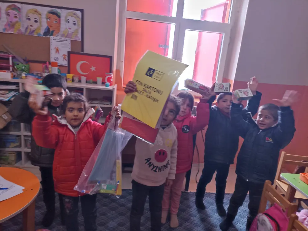 ESENTEPE MUHTARI  KULA’DAN DİBEKLİ KÖYÜ ÖĞRENCİLERİNE ANLAMLI DESTEK