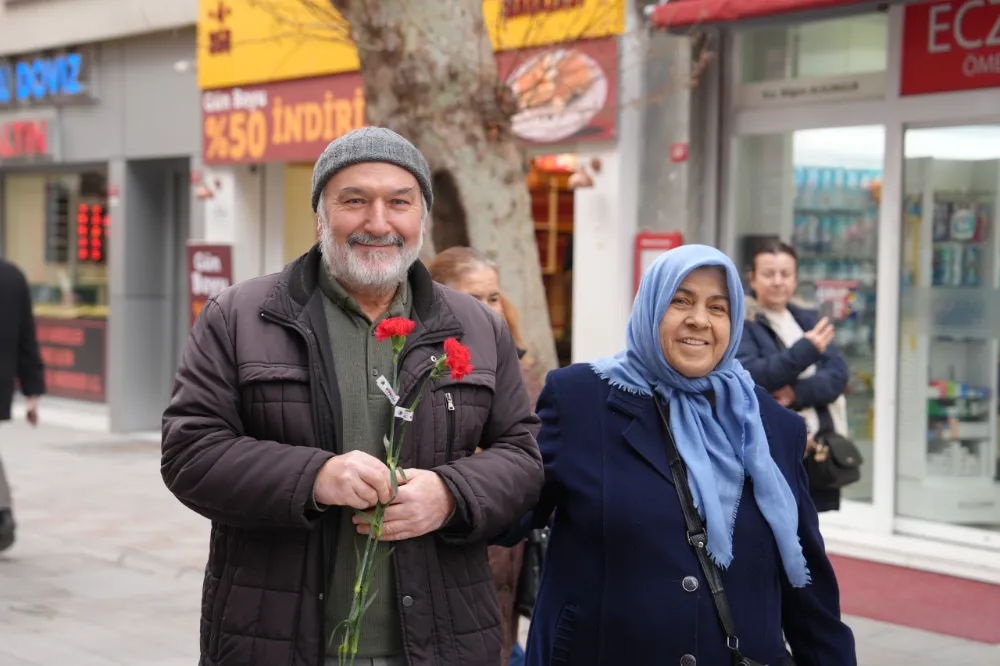 KARTAL BELEDİYESİ’NDEN KEMAN EŞLİĞİNDE KARANFİL DAĞITIMI
