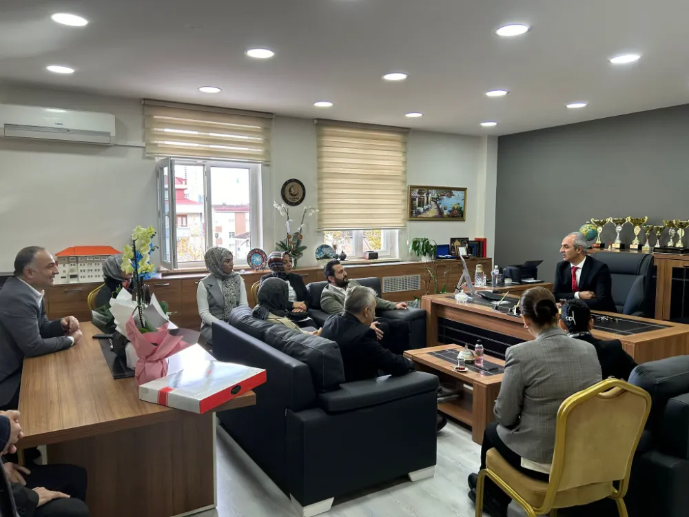 AK PARTİ KARTAL’DAN 24 KASIM ÖĞRETMENLER GÜNÜ’NDE OKULLARA ZİYARET