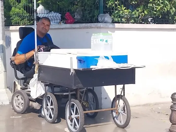 ENGELLİ ERDAL’IN FERYADI: “SİMİT SATTIRMADINIZ, SU DA MI YASAK?”