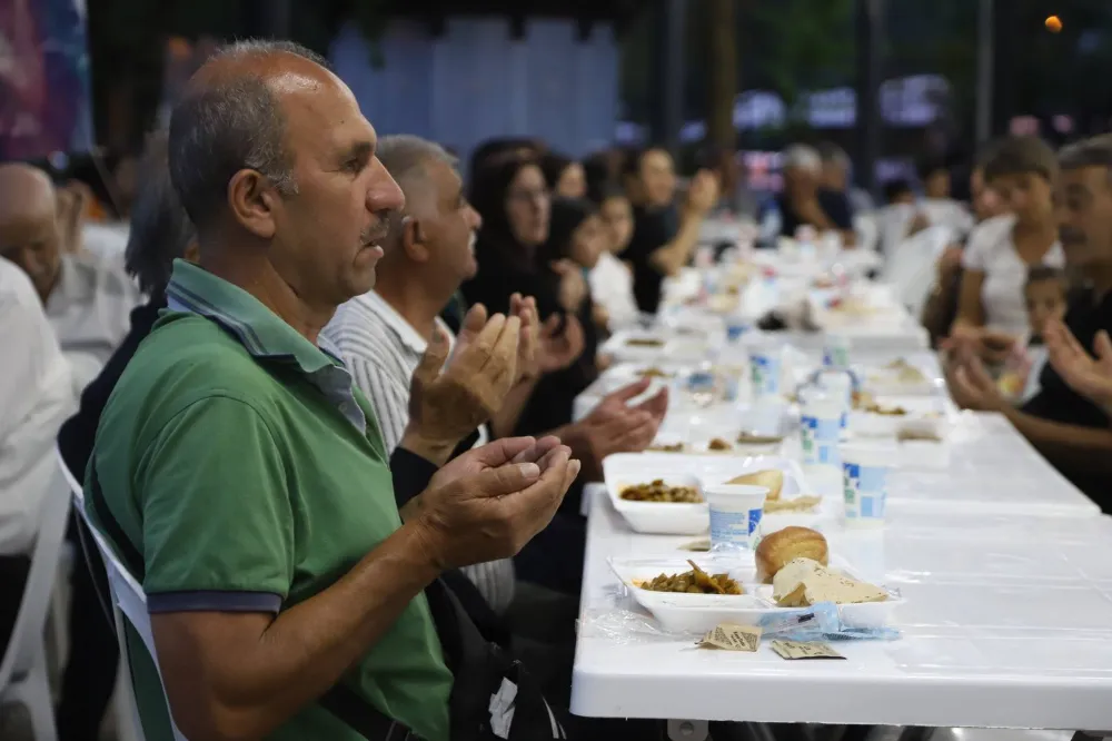 KARTAL CEMEVİ’NDE YAS-I MUHARREM LOKMALARI PAYLAŞILDI