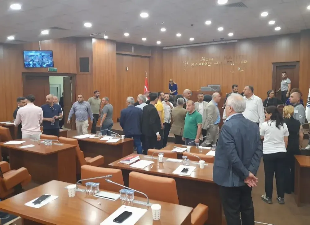 KARTAL BELEDİYE MECLİSİ TOPLANTISINDA GERGİNLİK: AJDA PEKKAN’LA BAŞLADI, BÜLENT ERSOY’LA PATLADI! 