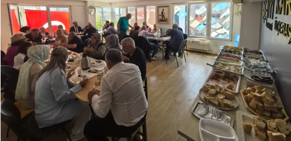  ÖNCE KAHVALTI YAPTILAR, SONRA BAYRAMLAŞTILAR
