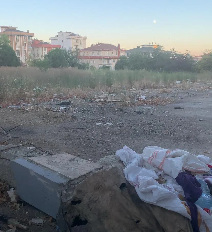 KARLIKTEPE’DE  YIKILAN CİMNASTİK SALONU ARSASI MAHALLELİYİ TEDİRGİN EDİYOR