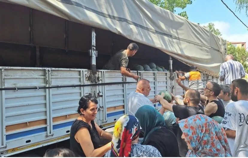 KARTAL VE MALTEPE’DE KARPUZ BEREKETİ: 120 TON KARPUZ ÜCRETSİZ DAĞITILDI
