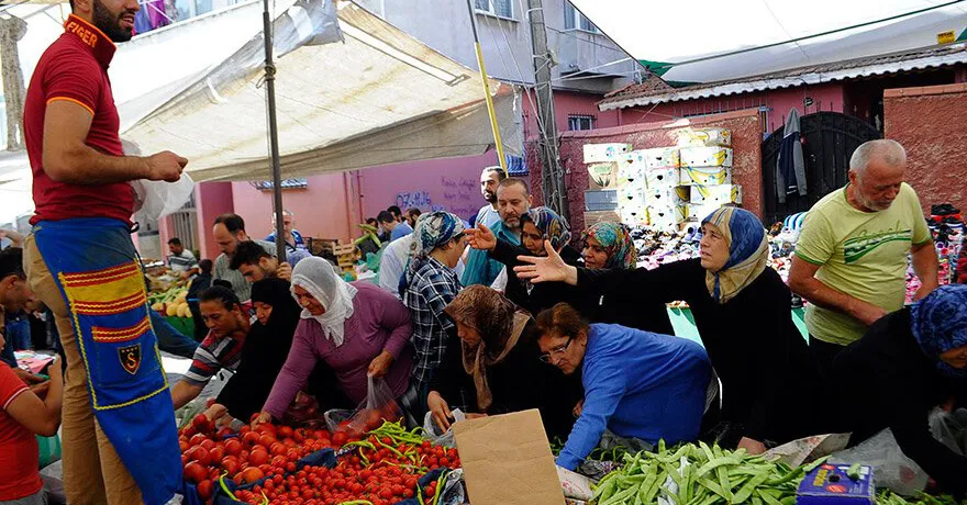 ESENTEPE MUHTARI  KULA UYARDI: “PAZARLARDA HIRSIZLARA KARŞI DİKKATLİ OLALIM!